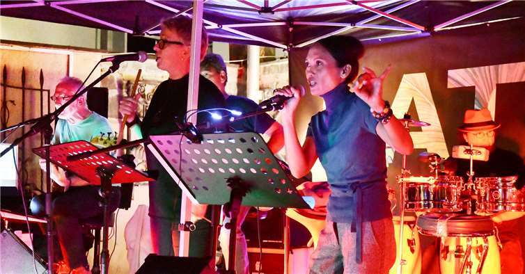 Die Stilrichtungen Soul, Reggae, Latin und Jazz stehen bei Latenite auf dem Programm.