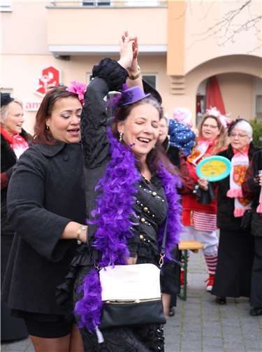 Die Stimmung auf dem Dorfplatz wurde mit Sekt und karnevalistischer Musik angeheizt, sodass auch ein paar Tänzchen gewagt wurden. Bereits zur Begrüßung war die Stimmung ausgelassen.