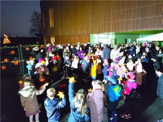 Die Stimmung beim Lichtertanz verzauberte die Eltern.  Fotos: Kevin Dähmlow