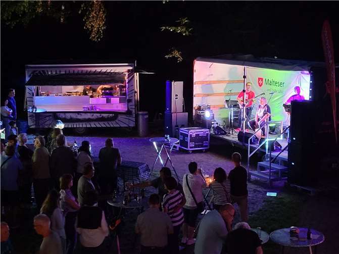 Die Stimmung beim Malteser-Event „Musik unter Sternen“ war bei den rund 400 Gästen gemischten Alters ausgezeichnet.  Foto: Korden/MHD