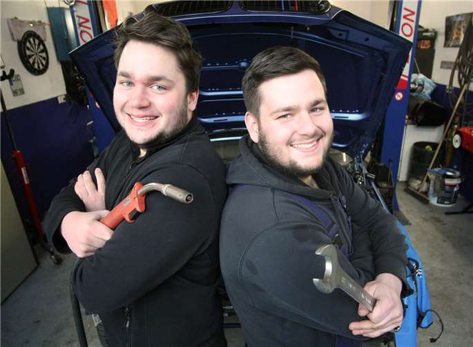 Die Stimmung im Handwerk hellt sich deutlich auf – im Bild die „Handwerker-Zwillinge“ Niklas (rechts) und Jonas Fuhrmann aus Dünfus (LK Cochem-Zell), der eine Metallbauer, der andere Kfz-Mechatroniker.Quelle: HwK Koblenz