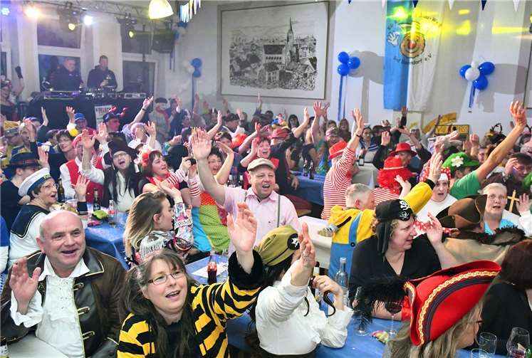Die Stimmung im Saal des Winzervereins kochte – und mittendrin im närrischen Geschehen war Ortsvorsteher Alexander Albrecht.