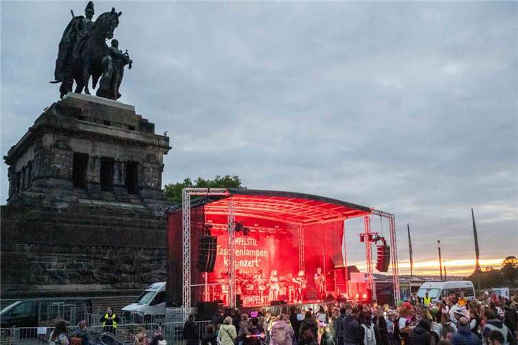 Die Stimmung ist einfach genial, „Rumpelstil“ heizt kräftig ein und die Kinderaugen vorne, ganz nah an der Bühne leuchten im Taschenlampenlicht. Fotos: SCH
