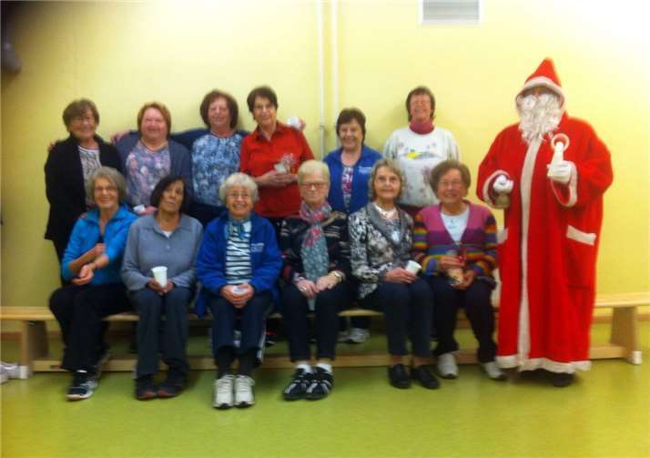 Die Stimmung unter den Mitgliedern der Gymnastikgruppe war beim Nikolausbesuch bestens. privat