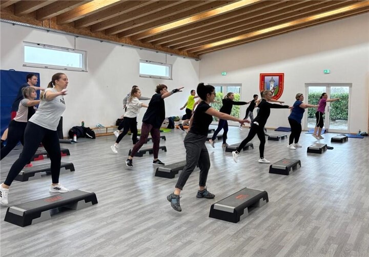 Die Stimmung während der gesamten Veranstaltung war ausgesprochen positiv. Viele Besucher nutzten die Gelegenheit, neue Kursformate kennenzulernen, aktiv mitzumachen und sich einen Eindruck vom umfangreichen Angebot der Fitnessabteilung des SV Kripp zu verschaffen.