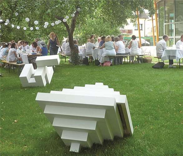 Die Stimmung war fröhlich bei diesem stilvollen Picknick. Die Skulpturen des Künstlers Höcki trugen zur besonderen Atmosphäre bei. privat