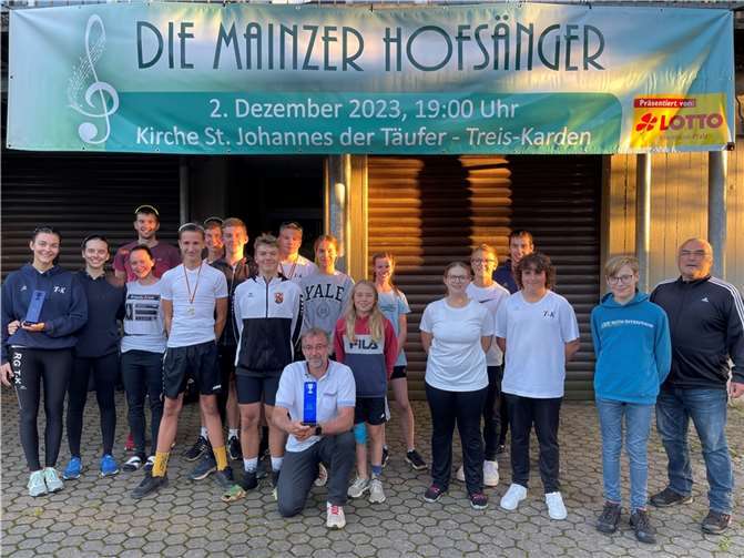 Die Stimmung war gut im Team der RG Treis-Karden, denn sie gewannen neun Mal bei den Südwestdeutschen Meisterschaften in Trier. Mit dabei waren (v.l.n.r.) Katharina und Laura Nitzsche Julia Bischof, Tim Bier, Jannis Junglas, Simon Haible, Benjamin Bröcker, Maximilian Nehrenberg, Klaus Bischof, Nika Freiwald, Sarah Kluge, Hannah Schenk, Neele Riehl, Nils Isaak, Felix Diederichs, Theo Arntz, Tilmann Reuber und Sportvorsitzender der RG Michael Hippert. Foto: Ralf Diederichs