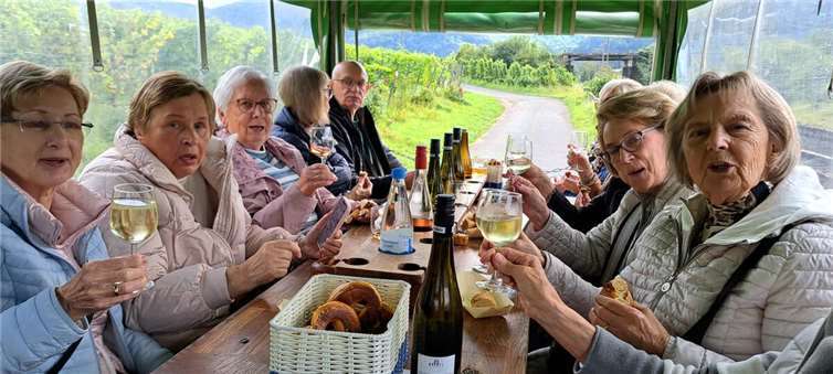 Planwagenfahrt, Ortsführung und Wein Die Stimmung war perfekt. Fotos: privat