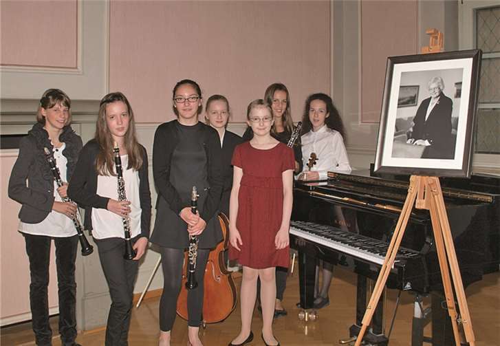 Die Stipendiaten Charlotte Dohr, Marie Zirwes, Anna Reising, Isabell Schmack, Anastasia Kalter, Anna-Lena Pabst und Myriam Baumann posierten für das Gruppenfoto neben dem Blüthner-Stutzflügel. US