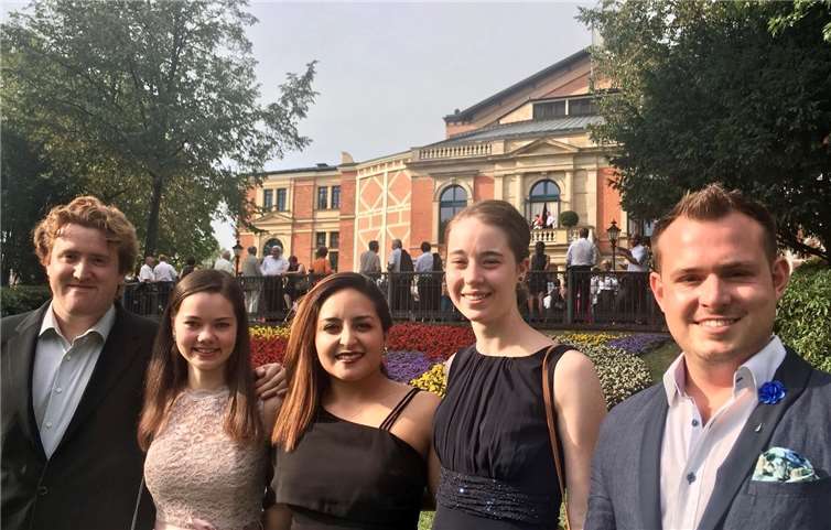 Die Stipendiaten des Koblenzer Wagner-Verbandes 2018 in Bayreuth: Mino Marani, Clara-Careen Thomas, Alyson Rosales, Sarah Paul, Henning Jendritza (v.l.). Privat