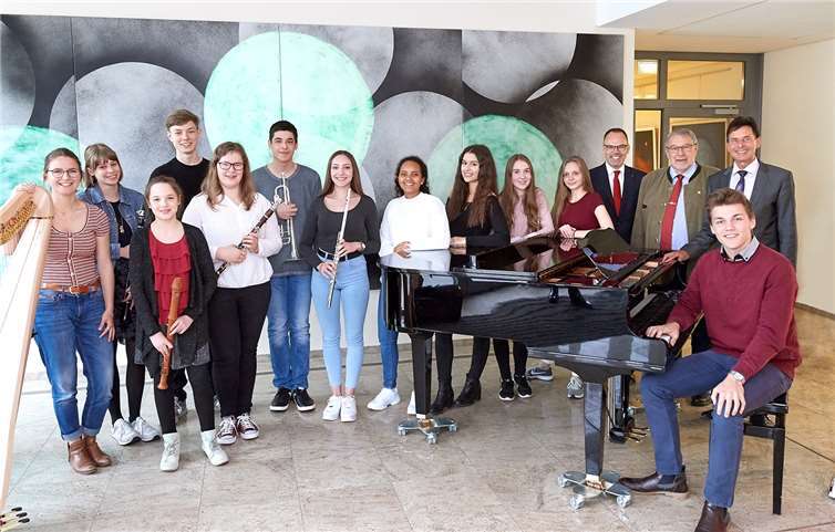 Die Stipendiaten des Landesmusikgymnasiums bedankten sich persönlich bei Vorstandsmitglied Andreas Görg von der Sparkasse Westerwald-Sieg. Foto: privat