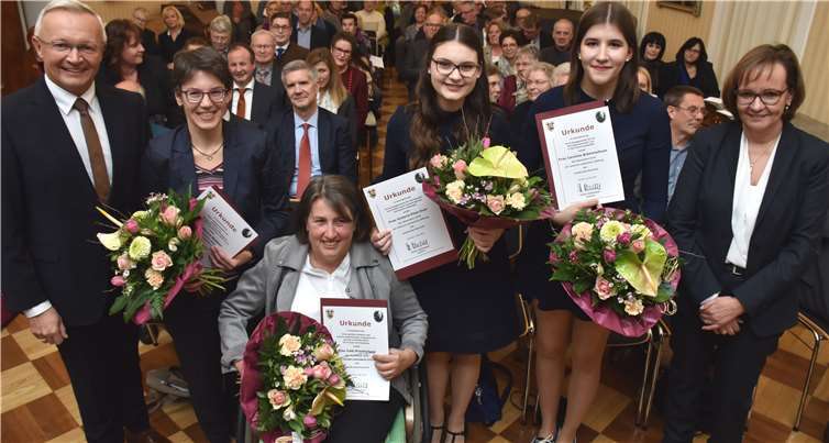 Die Stipendiatinnen Mitte mit Landrat und der Laudatorin Kerstin Schwanbeck Stephan (rechts).