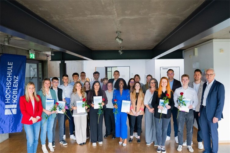 Die Stipendiatinnen und Stipendiaten gemeinsam mit ihren Förderern und Hochschulpräsident Prof. Dr. Karl Stoffel (im Bild rechts) bei der feierlichen Übergabe der Stipendien. Bild: Hochschule Koblenz