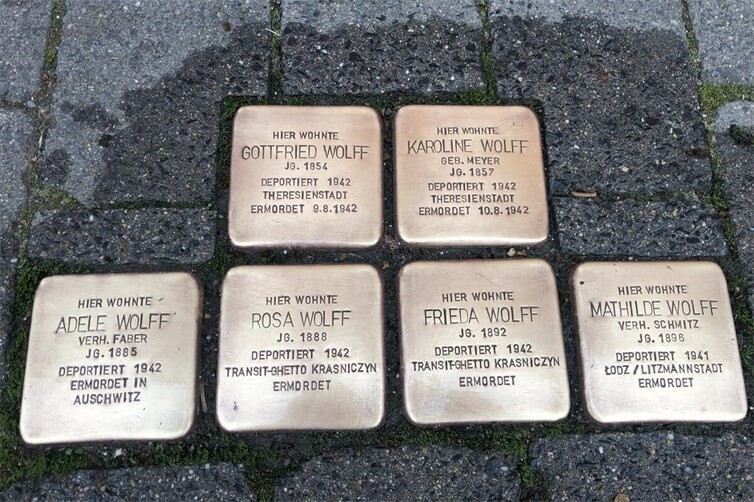 Die Stolpersteine der Familie Wolff machen deutlich, dass hinter jedem Namen ein persönliches Schicksal steht. Durch die jährliche Reinigung und Pflege tragen Schülerinnen und Schüler dazu bei, dass die Erinnerung an die Opfer des Nationalsozialismus im Alltag sichtbar bleibt.
