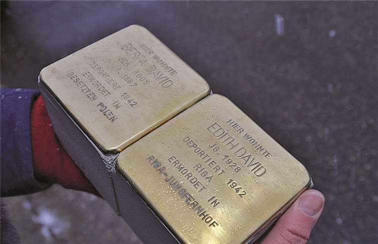 Die Stolpersteine für Berta und Edith David wurden in der Urmersbacher Straße 6 verlegt.