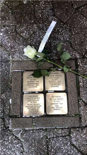 Die Stolpersteine in Niedermendig erstrahlen wieder.