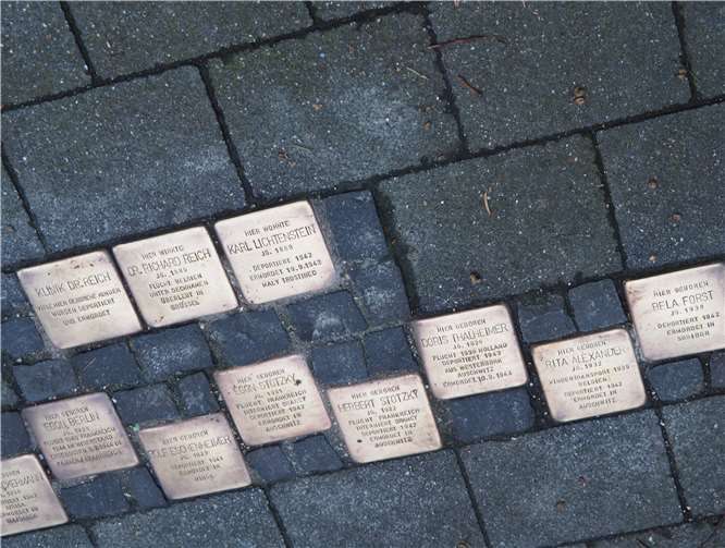 Die Stolpersteine vor der ehemaligen Geburtsklinik des jüdischen Arztes Dr. Richard Reich.