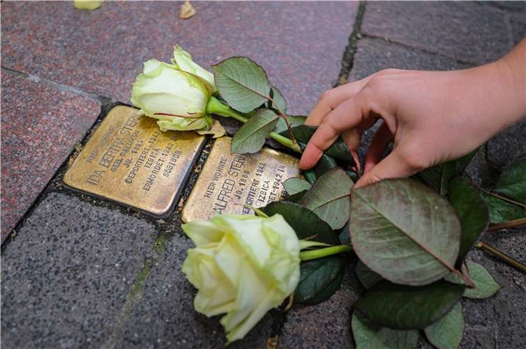 Die Stolpersteine wurden von den Schülern und Lehrkräften, die die Patenschaften innehaben, symbolisch gereinigt und Rosen jeweils niedergelegt.  Fotos: Stadt Koblenz/Egenolf