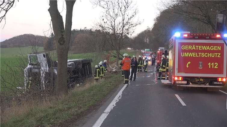 Die Straße musste für die Bergungsarbeiten gesperrt werden. 