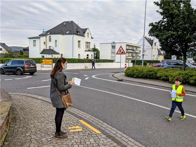 Die Straße wird bei den gelben Füßen überquert. Fotos: privat