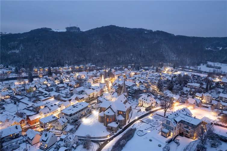 Die Straßen in Waldbreitbach sind weihnachtlich beleuchtet.  Fotos: Andreas Pacek