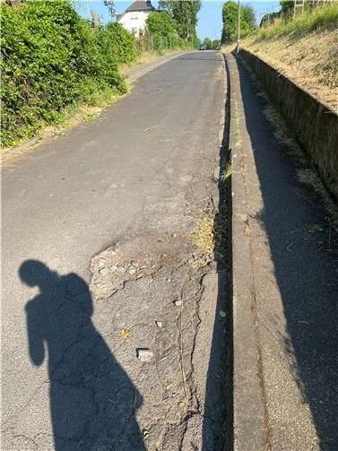 Die Straßen in Weißenthurm sind teilweise in marodem Zustand. In der Langfuhr sind zweifelsfrei die Löcher am tiefsten, so dass hier Achsbrüche fast zu erwarten sind. Foto: FWG Weißenthurm
