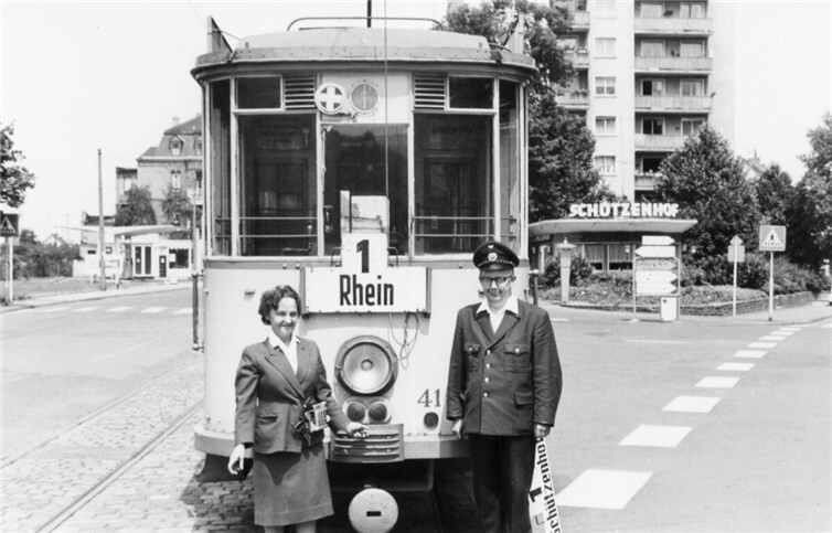 Die Straßenbahn 41 mit ihrem Personal (Schaffnerin und Fahrer) an der Endstelle der Linie 1 am Schützenhof in Koblenz. Foto: KEVAG Sammlung BSW Eisenbahnfreunde Koblenz - Lahnstein