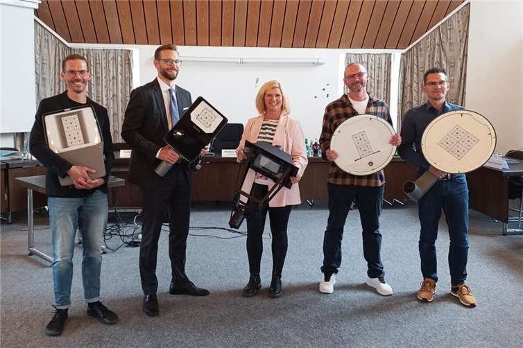Die Straßenbeleuchtung in der VG Montabaur wird flächendeckend auf sparsame LEDs umgerüstet. Die neuen Modelle präsentierten (v.l.) Klimaschutzmanager Max Weber, Bürgermeister Ulrich Richter-Hopprich, Sandra König als Sprecherin der Ortsbürgermeister sowie die beiden Projektleiter Rafael Platzek und Kay Bröhl vom Team Straßenbau.  Foto: VG Montabaur / Christina Weiß