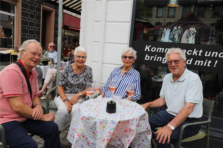 Die Straßencafes waren überall gut besucht.Fotos: WAMFO.DE