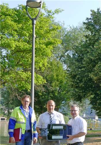 Die Straßenleuchten in Treis-Karden erstrahlen in neuem LED-Licht: Von dem Umrüstungsergebnis überzeugten sich Bürgermeister Philipp Thönnes, Straßenbeleuchtungsplaner Gereon Schwarzer (Westnetz) und Kommunalbetreuer Thomas Hau von innogy.innogy