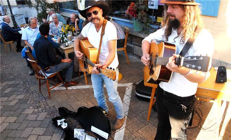 Die Straßenmusikanten Beni und Taio aus Freiburg trugen musikalisch zum Vorhofflimmern bei.