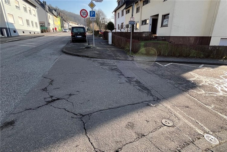 Die Straßenschäden an der Josef-Rätz-Straße.