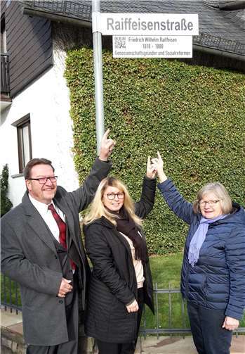 Die Straßenschilder der „Raiffeisenstraße“ wurden am 10. Januar mit Zusatzschildern versehen.privat