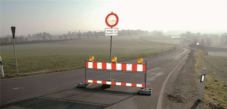 Die Straßensperrung an der L 120 führt zu Verkehrsumleitungen.  privat