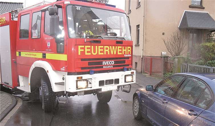 Die Straßenverkehrsordnung schreibt eine verbleibende Mindestdurchfahrtsbreite von mehr als drei Metern auf der Fahrbahn vor, in Kurven und Einmündungen entsprechend mehr.Freiwillige Feuerwehr Sinzig