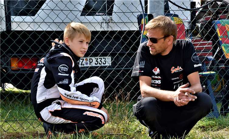 Die Strecke hat es in sich – gut, dass Enrico Fördererseine Taktik mit einem starken Team besprechen kann.