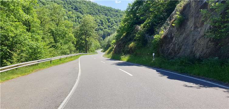 Die Streckenabschnitte im Bereich der Bundesstraße B 274 von Zollhaus nach Katzenelnbogen und der Straße durch das Gelbachtal sind nur zwei Beispiele für viele belastete Streckenabschnitte im Rhein-Lahn-Kreis. Foto: privat