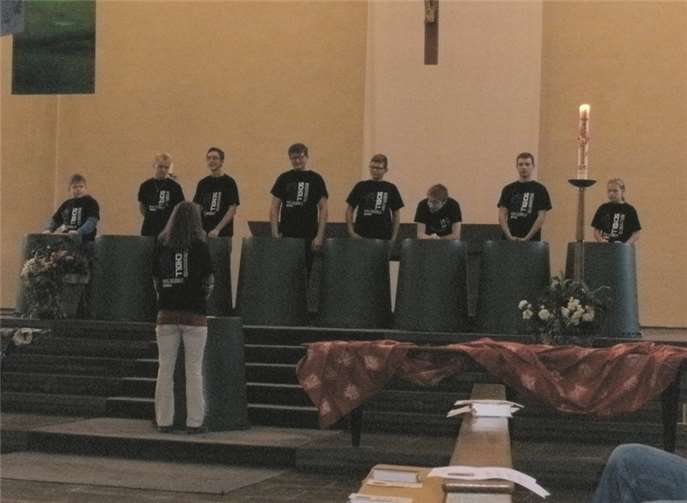 Die „Streetdrummer AG“ der Geschwister-Scholl-Realschule Plus eröffnete den Gottesdienst.