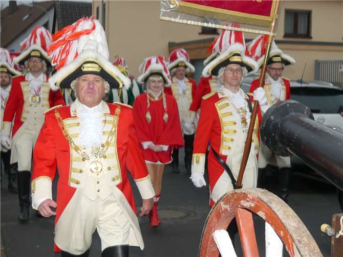 Die Streitmacht des Prinzengarde-Corps rückte mit ihrer großen Feldkanone vor dem Rathaus an.
