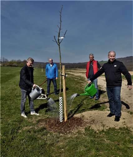 Die Streuobstbäume wurden symbolisch von Raimund Bogler, Jörg Schüller und Jens Boettiger an den Wegpaten Helmut Eich übergeben.Foto: privat