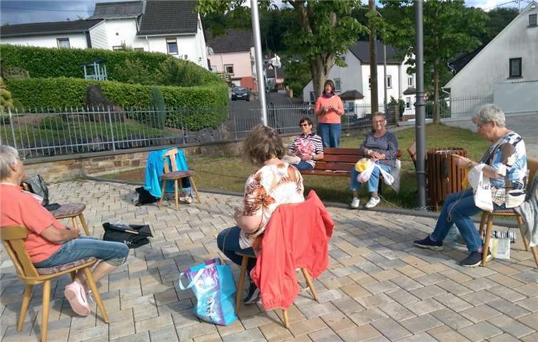 Die Strickgruppe „Nadelfieber“ der Bürgergemeinschaft MACH MIT e.V. traf sich in Hillscheid, auf dem Schulhof der Alten Schule.Foto: privat