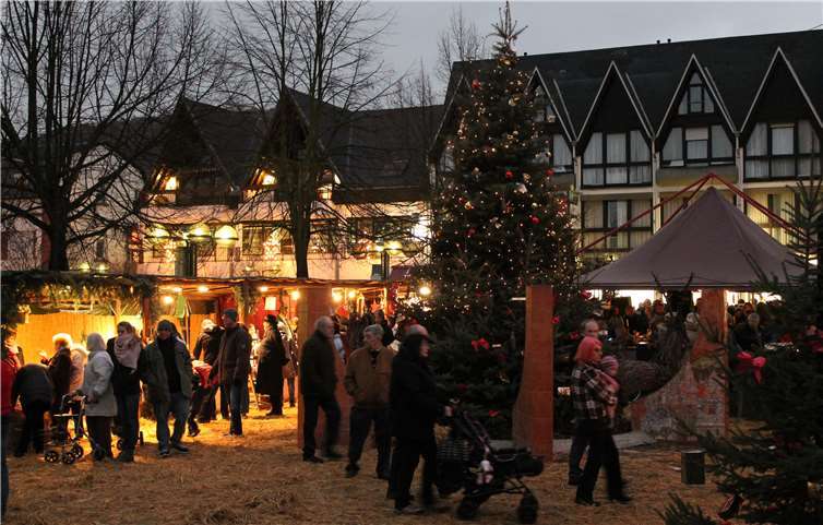 Die Strohbedeckten Gassen auf dem Marktplatz verleihen dem Markt einen ganz besonderen Reiz. privat