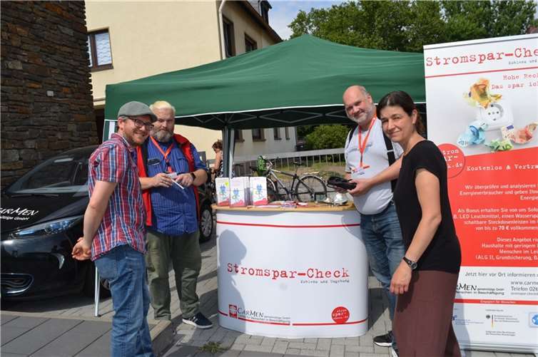 Die Stromsparprofis Alex Hladik und Thomas Seifert teilten ihr Wissen über energieeffizientes Verhalten mit den Tafelkunden.  Foto: Eberhard Thomas Müller