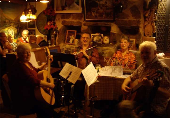 Die Stubenmusik „Goldene Meile“ spielt am Sonntag, 24. Januar, auf der Schäfer-Hütte in Oberbreisig auf.privat
