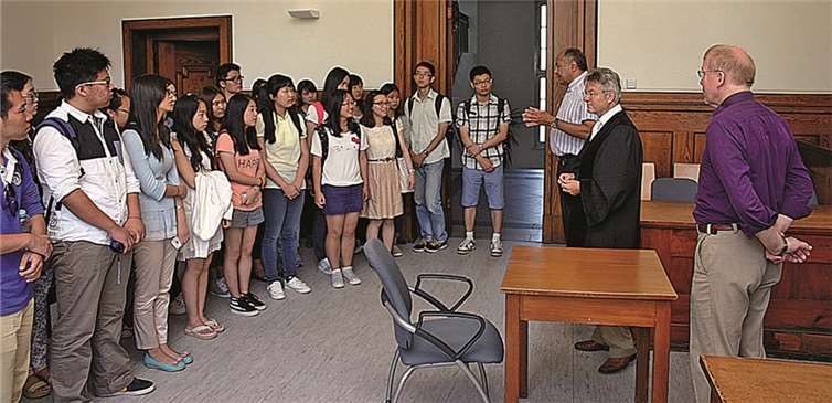 Die Studenten besuchten im Rahmen ihrer Exkursion das Amtsgericht in Sinzig. RÜ