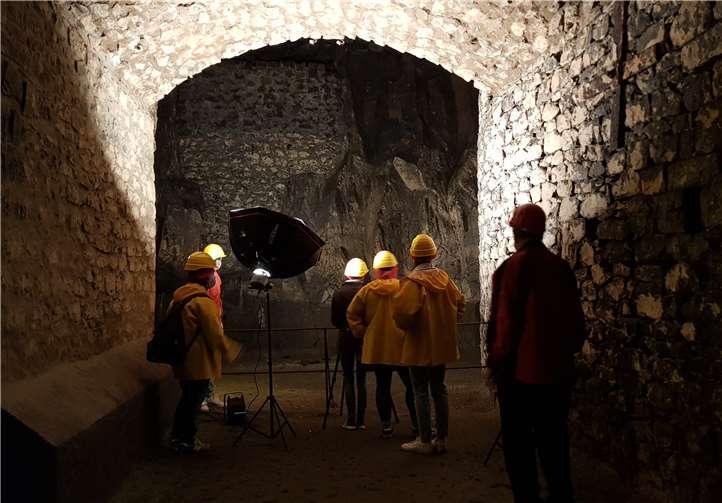 Die Studentinnen der Universität Koblenz-Landau Christine Rätz (v.li.n.re.), Patrizia Werner-Maier, Carla-Lynn Ackermann und Dilek Evci beim Videodreh im Mendiger Lavakeller. Foto: Svenja Schulze-Entrup/Arbeitskreis Eifeler Mühlsteinrevier