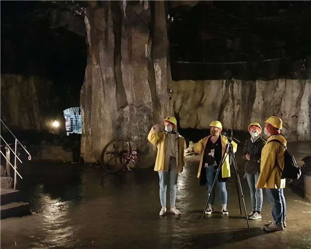 Die Studentinnen der Universität Koblenz-Landau Christine Rätz (v.li.n.re.), Patrizia Werner-Maier, Carla-Lynn Ackermann und Dilek Evci beim Videodreh im Mendiger Lavakeller. Foto: Svenja Schulze-Entrup/Arbeitskreis Eifeler Mühlsteinrevier