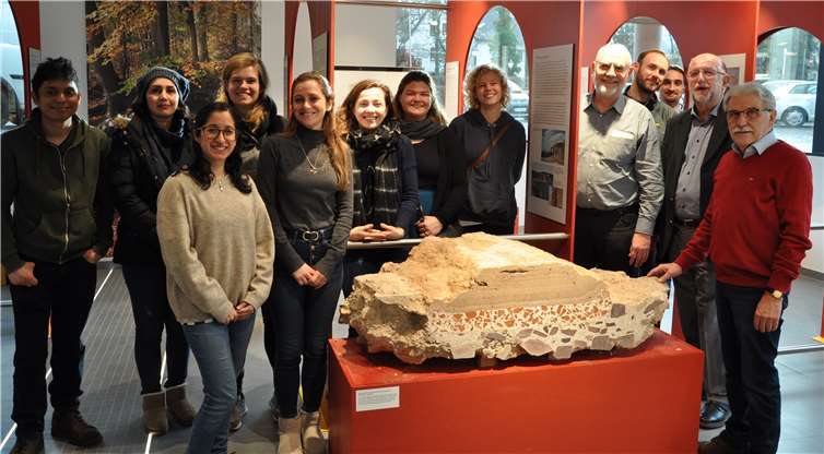 Die Studierende des Studiengangs „Integrated Water Resources Management“ erfuhren alles über den Römerkanal. Foto: Stadt Rheinbach / Ahlbach