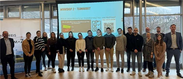 Die Studierenden der Hochschule für öffentliche Verwaltung Rheinland-Pfalz gemeinsam mit ihren Dozierenden sowie den projektbeteiligten Mitarbeiterinnen/Mitarbeitern der Kreisverwaltung. Copyright: Brian Beals
