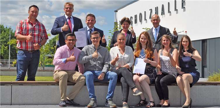 Die Studierenden des Studiengangs „Kommunaler Verwaltungsdienst (KVD)- Allgemeine Verwaltung der FHöV NRW – Abteilung Köln (vordere Reihe) führten eine Analyse des betrieblichen Gesundheitsmanagements durch. Begleitet wurde das Projekt durch Britta Röhrig (hinten 2.v.r.), Fachbereichsleiterin Personal der Stadt Meckenheim, sowie Prof. Dr. Stefan Hollenberg (hinten 2.v.l.) vonseiten der FHöV NRW. Der Präsentation folgten Bürgermeister Bert Spilles (hinten 1.v.r.), der Erste Beigeordnete Holger Jung (hinten Mitte) und Boris Biederbeck, Personalratsvorsitzender der Stadt Meckenheim. Stadt Meckenheim